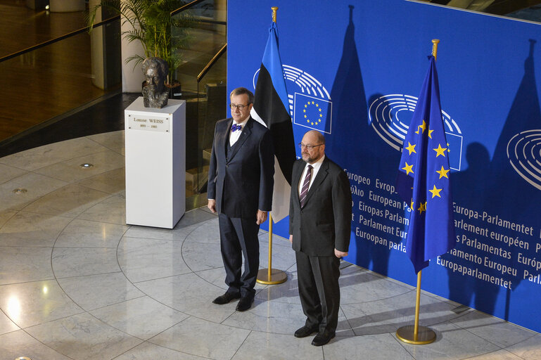 Fotografija 22: Official visit of the Estonian President to the European Parliament in Strasbourg.  Martin SCHULZ - EP President welcomes Tomaas ILVES - Estonian President