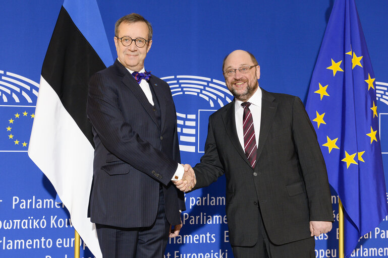 Fotografija 21: Official visit of the Estonian President to the European Parliament in Strasbourg.  Martin SCHULZ - EP President welcomes Tomaas ILVES - Estonian President