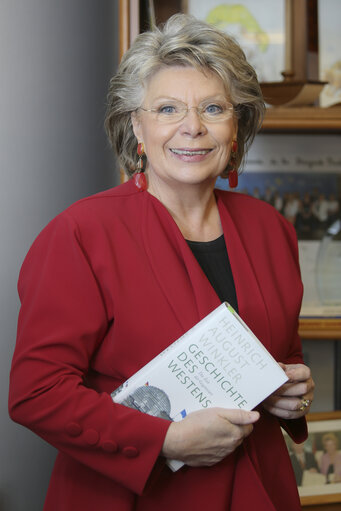 Fotó 5: ' Get caught reading ' : Viviane REDING