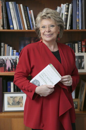 Fotogrāfija 2: ' Get caught reading ' : Viviane REDING