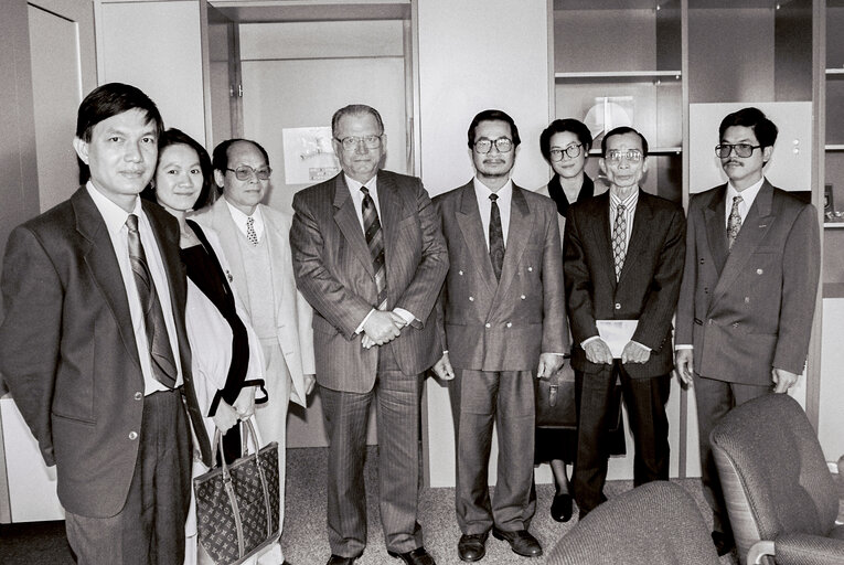 (Hans) Johannes Wilhelm PETERS receives an international delegation in Strasbourg