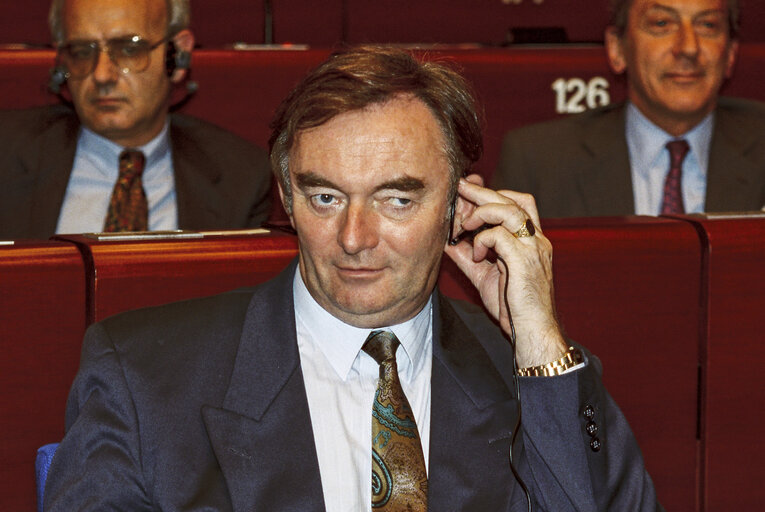 Valokuva 8: Padraig FLYNN - European Commissioner for Social Affairs during the plenary session at the EP in Strasbourg