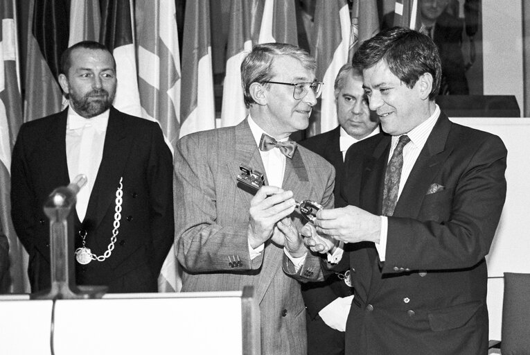 Zdjęcie 2: Meeting with belgian politicians at the European Parliament in Brussels in October 1989.