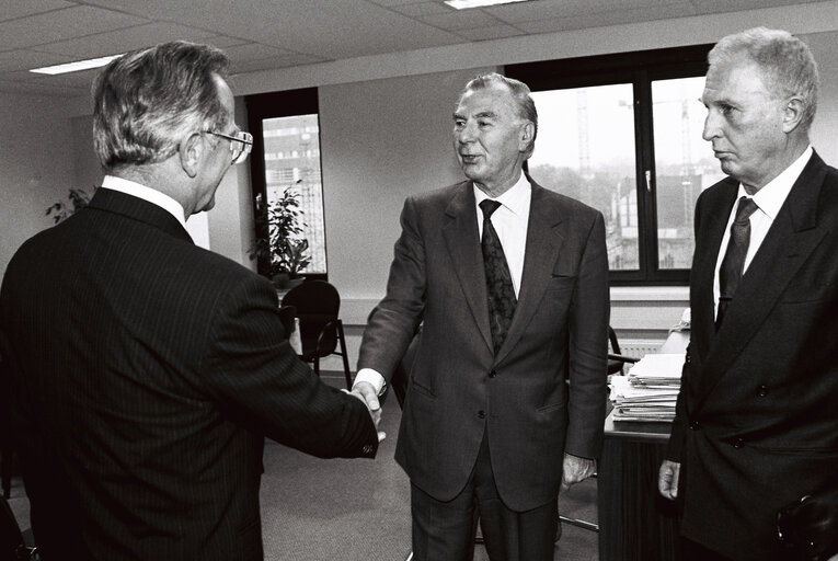 Meps Leo TINDEMANS and Menelaos HADJIGEORGIOU meet with Zivota PANIC minister of defense of Yugolasvia