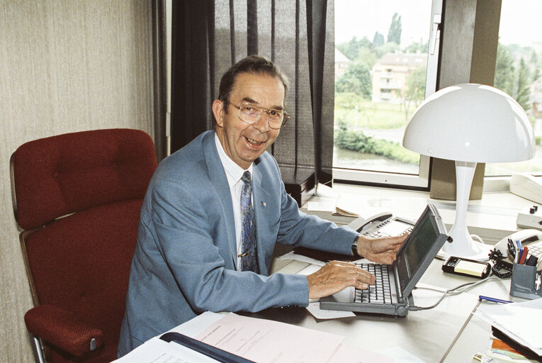 Zdjęcie 7: Portrait of MEP Niels Anker KOFOED in his office at the EP in Strasbourg