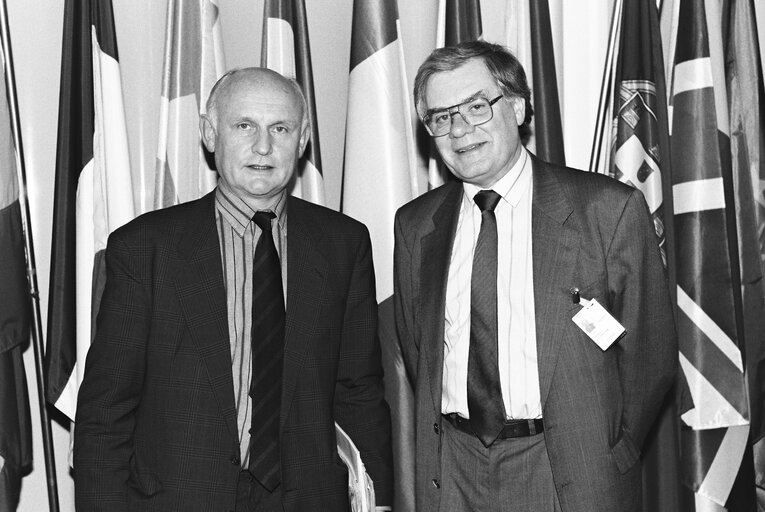 Fotogrāfija 12: Michael McGOWAN with guests at the European Parliament.