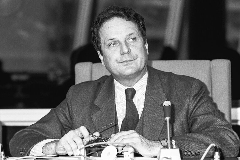 Foto 14: The MEP Jean-Pierre COT during a session in Strasbourg in February 1990.