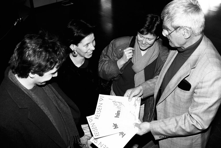 Fotogrāfija 5: MEP Dieter ROGALLA with guests at the European Parliament.