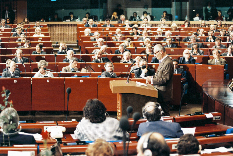 Photo 22: The Sakharov Prize 1989 is awarded to Alexander DUBCEK