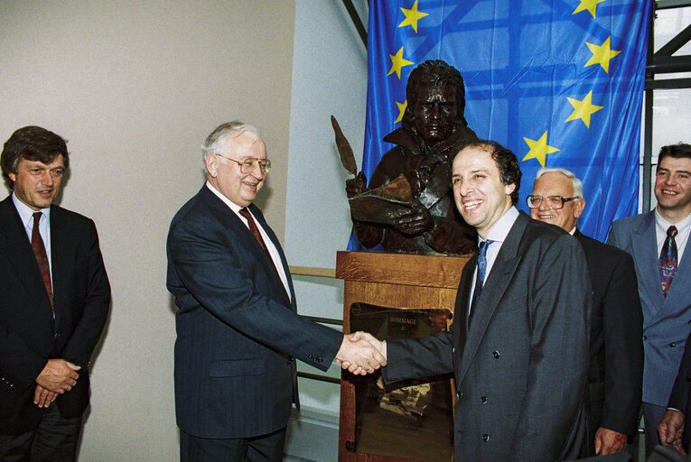 Fotografija 2: Inauguration of the sculpture of Ludwig VON BEETHOVEN, in commemoration of the first anniversary of the European anthem.