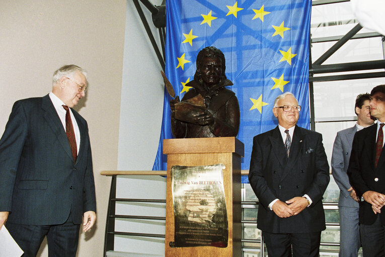 Fotografija 9: Inauguration of the sculpture of Ludwig VON BEETHOVEN, in commemoration of the first anniversary of the European anthem.