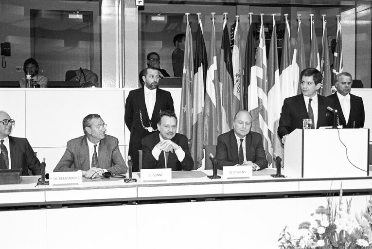 Valokuva 4: Meeting with belgian politicians at the European Parliament in Brussels in October 1989.