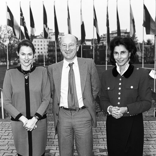 Fotogrāfija 2: Anne Caroline McINTOSH and Patricia RAWLINGS with a guest at the European Parliament.