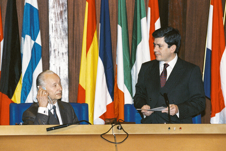 Photo 21: The Sakharov Prize 1989 is awarded to Alexander DUBCEK