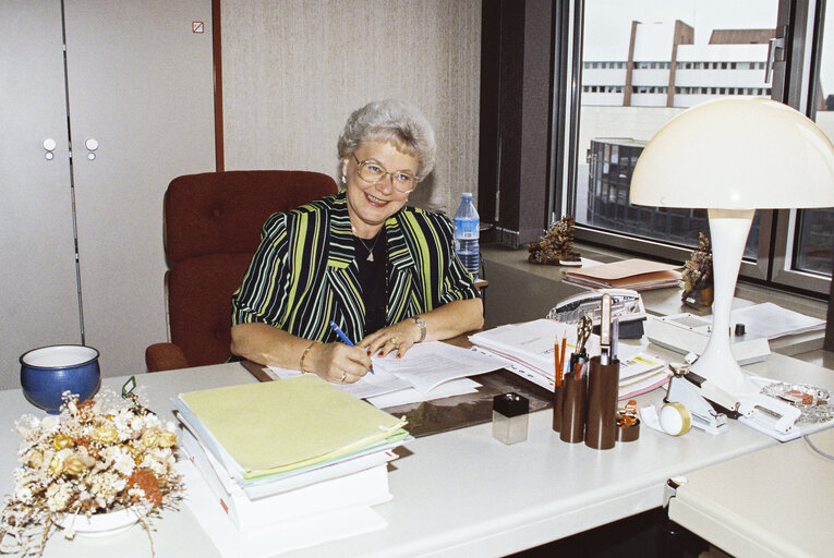 Φωτογραφία 6: Portrait of MEP Tove NIELSEN in her office at the EP in Strasbourg