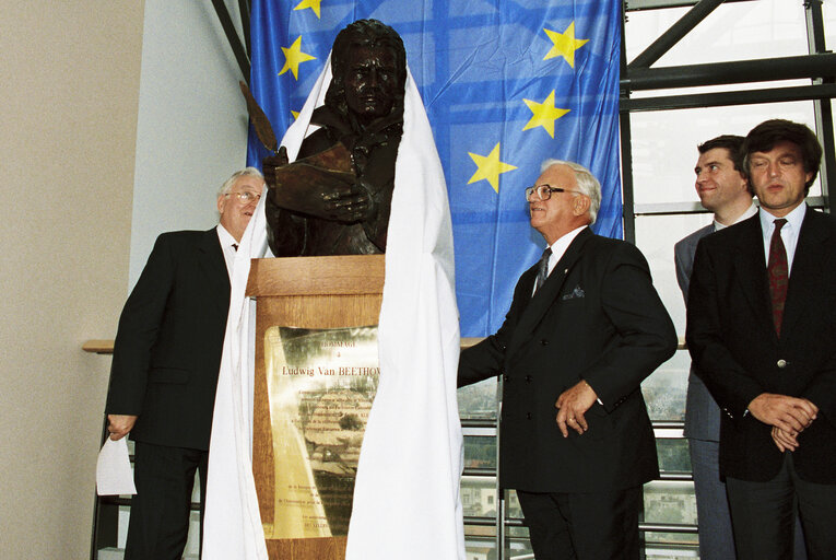 Fotografija 10: Inauguration of the sculpture of Ludwig VON BEETHOVEN, in commemoration of the first anniversary of the European anthem.