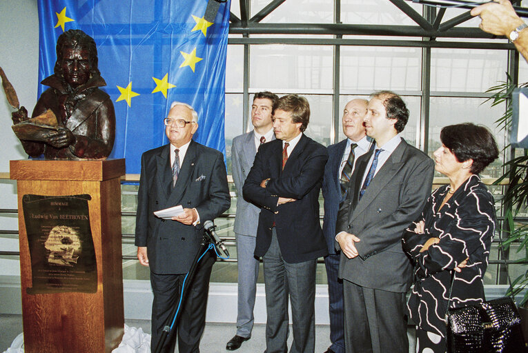 Fotografija 3: Inauguration of the sculpture of Ludwig VON BEETHOVEN, in commemoration of the first anniversary of the European anthem.