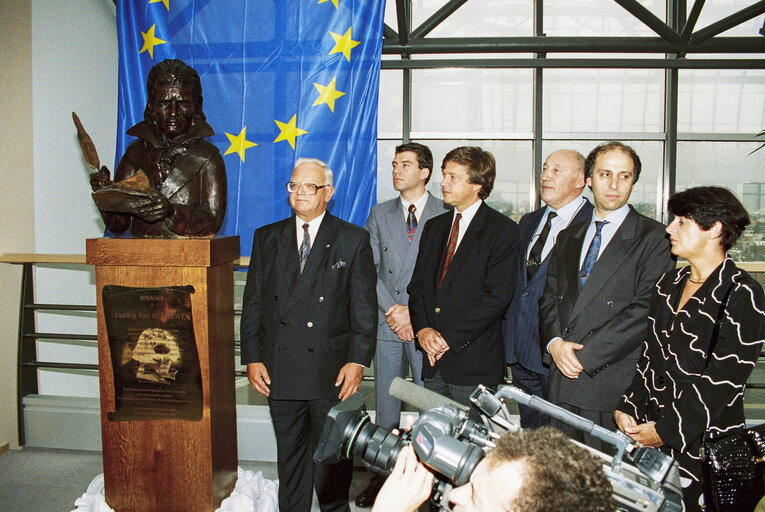 Fotografija 11: Inauguration of the sculpture of Ludwig VON BEETHOVEN, in commemoration of the first anniversary of the European anthem.