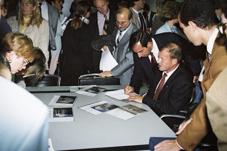 Valokuva 7: Inauguration of the press room of the European Parliament in Brussels in 1993