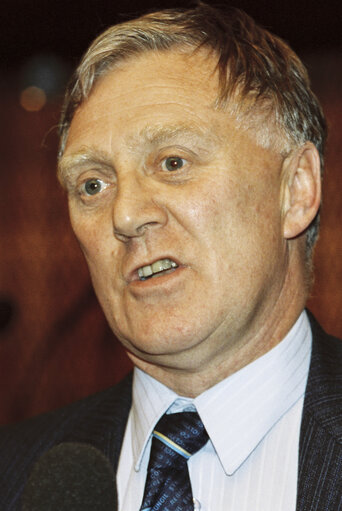 Φωτογραφία 19: MEP Hugh R. McMAHON during the plenary session at the EP in Strasbourg