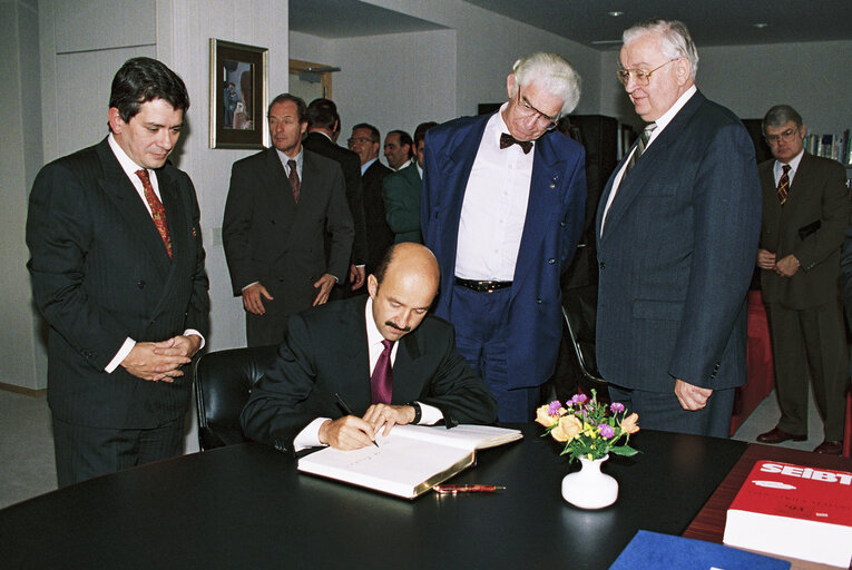 Photo 5: Egon A. KLEPSCH EP President meets with Carlos SALINAS de GORTARI.