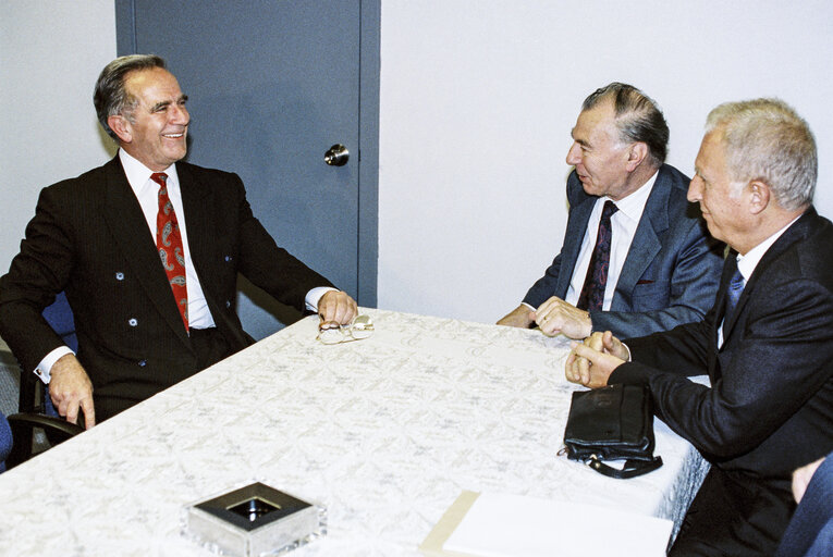 Meps Leo TINDEMANS and Menelaos HADJIGEORGIOU meet with Zivota PANIC minister of defense of Yugolasvia