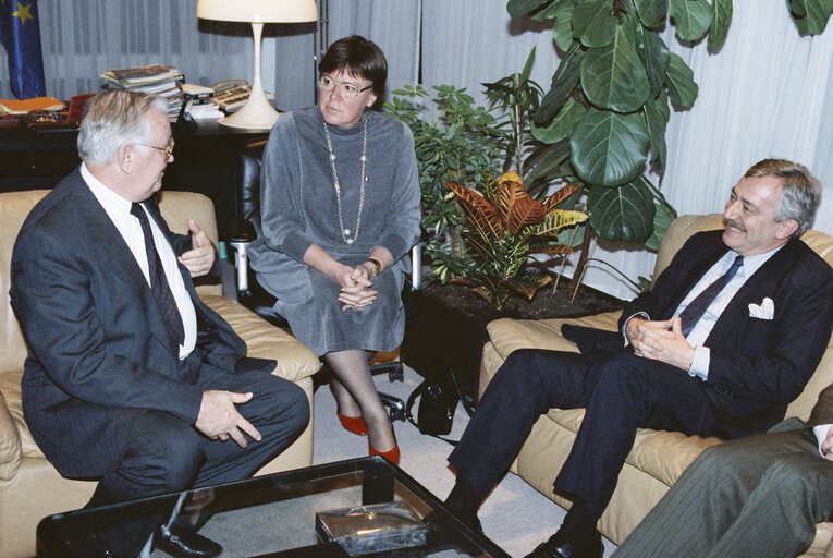 Suriet 5: Egon KLEPSCH - EP Presidents meets with Uffe ELLEMANN-JENSEN, Minister of Foreign Affairs of Denmark