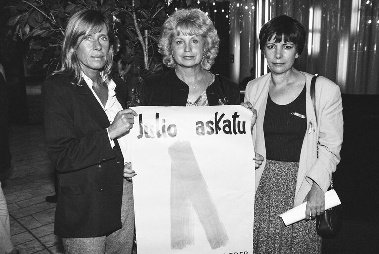 Fotografija 3: Barbara DUHRKOP, Nicole PERY, Ana MIRANDA DE LAGE with blue ribbons, symbol of protest against the Basque separatist organisation Eta and a poster.