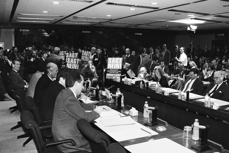 Fotografija 6: Joint Meeting with European Commission of Delors II about the Gulf War at the European Parliament in Brussels