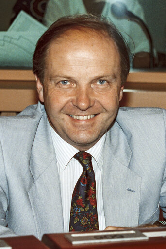 Valokuva 30: MEP Richard SIMMONDS during the plenary session at the EP in Strasbourg