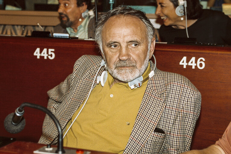 Valokuva 3: MEP Marcel SCHLECHTER during the plenary session at the EP in Strasbourg