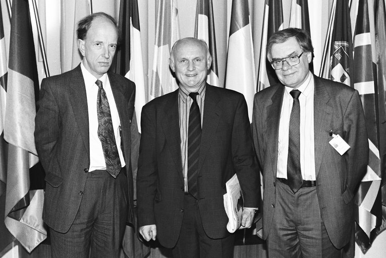 Fotogrāfija 13: Michael McGOWAN with guests at the European Parliament.