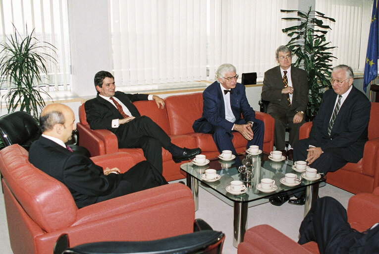 Photo 8: Egon A. KLEPSCH EP President meets with Carlos SALINAS de GORTARI.