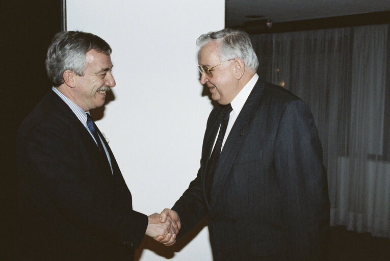 Φωτογραφία 2: Egon KLEPSCH - EP President meets with Uffe ELLEMAnN-JENSEN Foreign Minister of Denmark