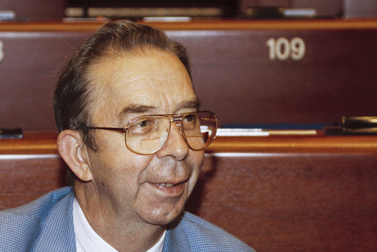 Fotografia 14: Portrait of MEP Niels Anker KOFOED in the hemicycle at the EP in Strasbourg