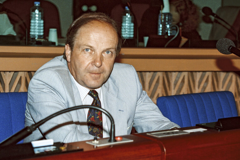 Valokuva 31: MEP Richard SIMMONDS during the plenary session at the EP in Strasbourg