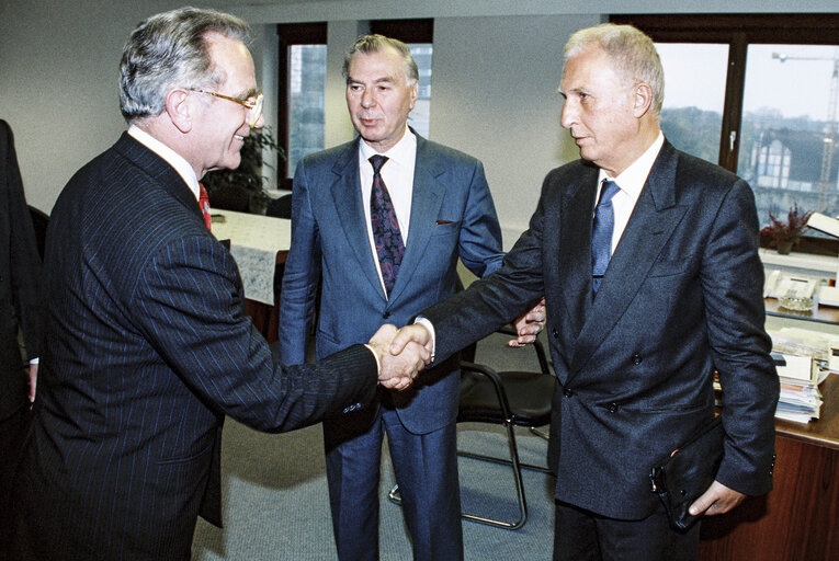 Meps Leo TINDEMANS and Menelaos HADJIGEORGIOU meet with Zivota PANIC minister of defense of Yugolasvia