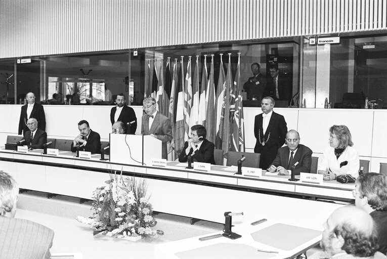 Valokuva 7: Meeting with belgian politicians at the European Parliament in Brussels in October 1989.