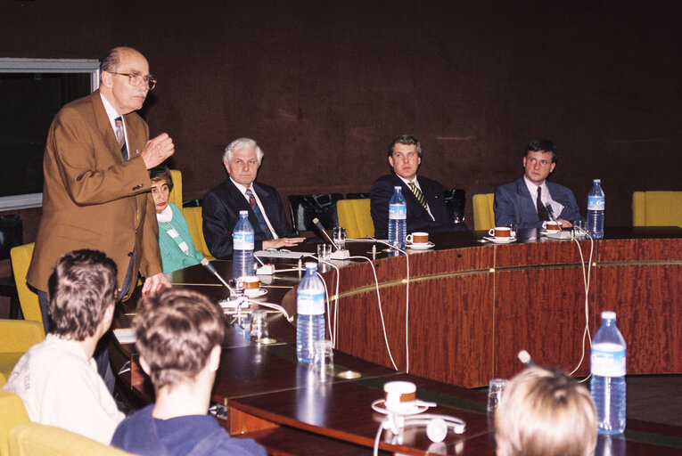 Valokuva 20: MEP's meet with students at the EP in Strasbourg