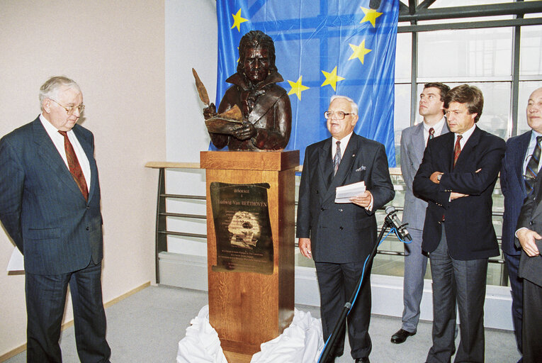 Fotografija 6: Inauguration of the sculpture of Ludwig VON BEETHOVEN, in commemoration of the first anniversary of the European anthem.