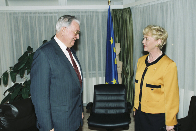 Fotagrafa 4: Egon KLEPSCH - EP President meets with Vigdis FINNBOGADOTHER Prime Minister of Iceland