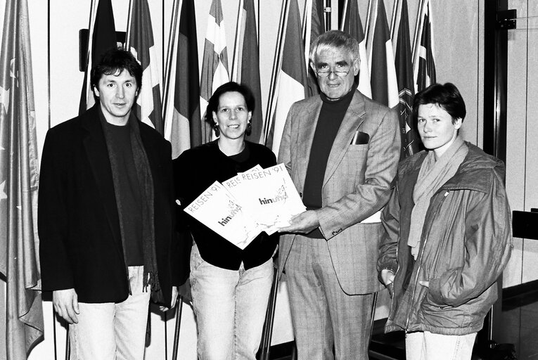 Fotogrāfija 6: MEP Dieter ROGALLA with guests at the European Parliament.