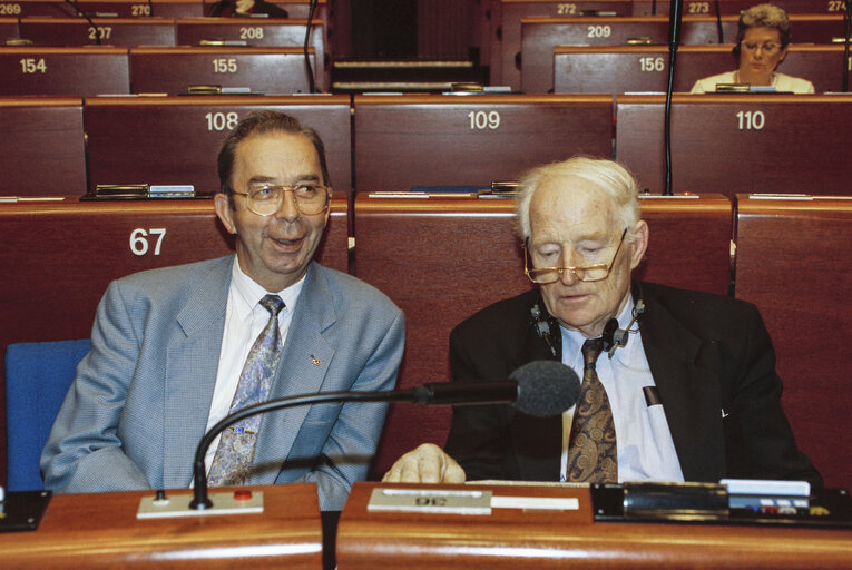 Fotografia 17: Portrait of MEPs Niels Anker KOFOED and Thomas Joseph MAHER in the hemicycle at the EP in Strasbourg