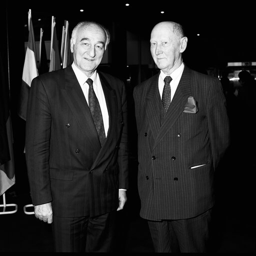 Fotogrāfija 8: MEP Emil SCHLEE with a journalist a the European Parliament.