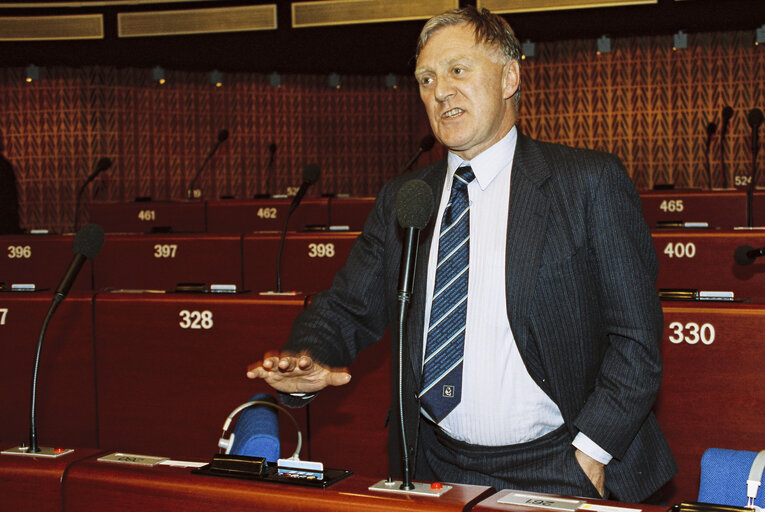 Φωτογραφία 20: MEP Hugh R. McMAHON during the plenary session at the EP in Strasbourg