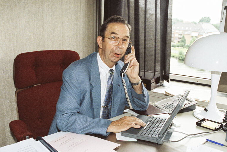 Zdjęcie 11: Portrait of MEP Niels Anker KOFOED in his office at the EP in Strasbourg