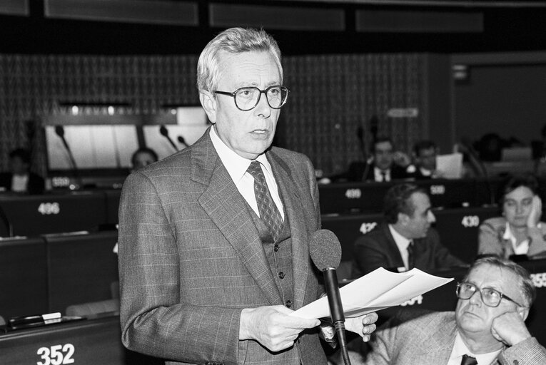 Photo 9 : MEP Arnaldo FORLANI in the hemicycle at the European Parliament