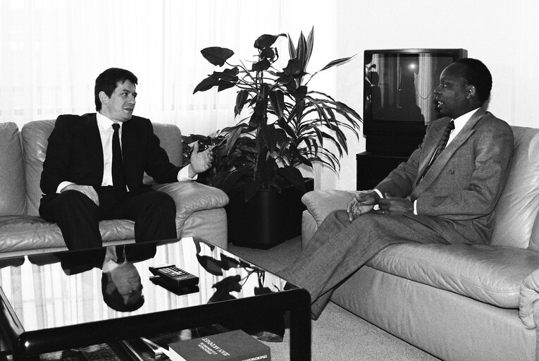 Fotografie 2: EP President Enrique BARON CRESPO meets with Pascoal MOCUMBI minister of foreign affairs of Mozambique at the European Parliament in Brussels