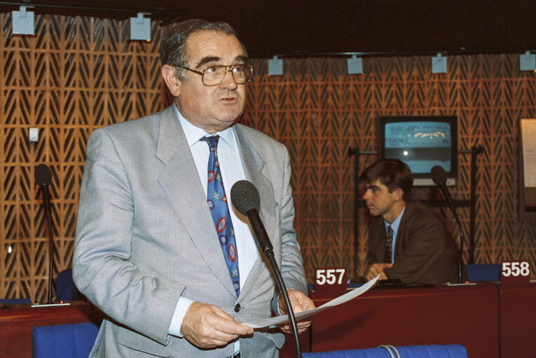 Φωτογραφία 12: MEP Gene FITZGERALD  during the plenary session at the EP in Strasbourg