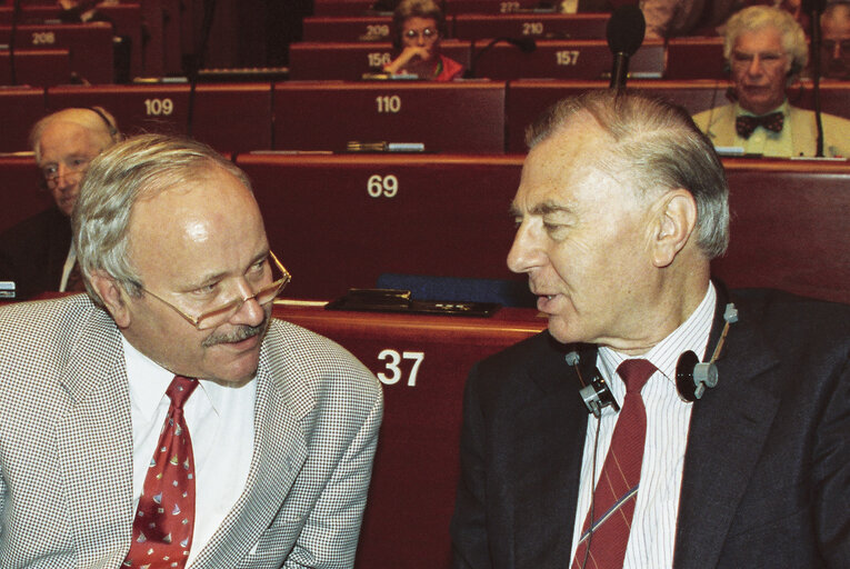 Valokuva 5: MEPs Klaus-Peter KOHLER and Leo TINDEMANSduring the plenary session at the EP in Strasbourg